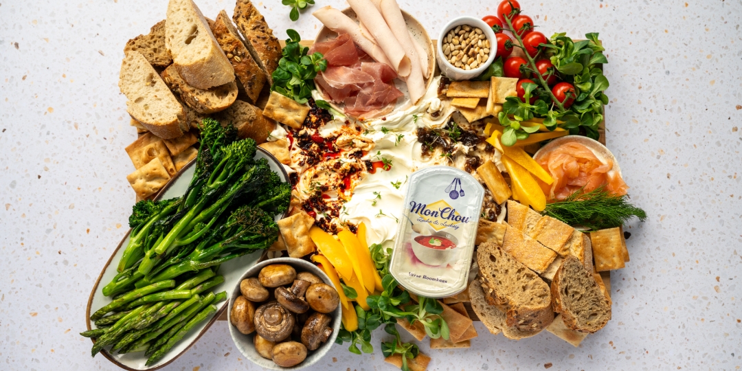 MonChou brunchplank met crispy chili-olie en vijgenjam