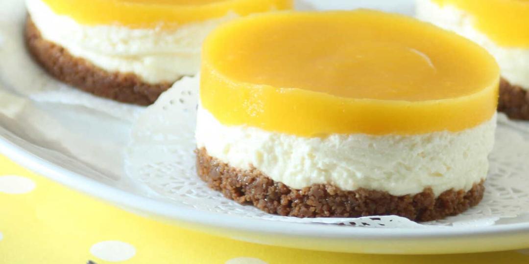 Mini MonChou taartjes met witte chocolade en mango