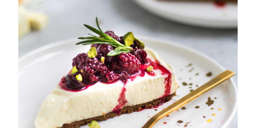 MonChou Kerst taart met witte chocolade en bosvruchten