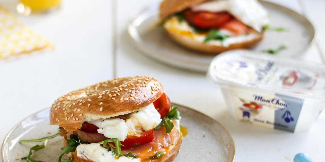 Bagels met MonChou, zalm en gepocheerd ei