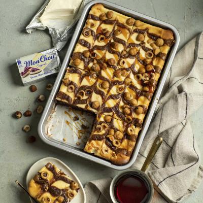 Brownies met MonChoutopping, karamel en noten