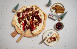 Pavlova MonChoutaart met kersen