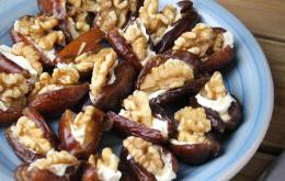 Gevulde dadels met MonChou en walnoot